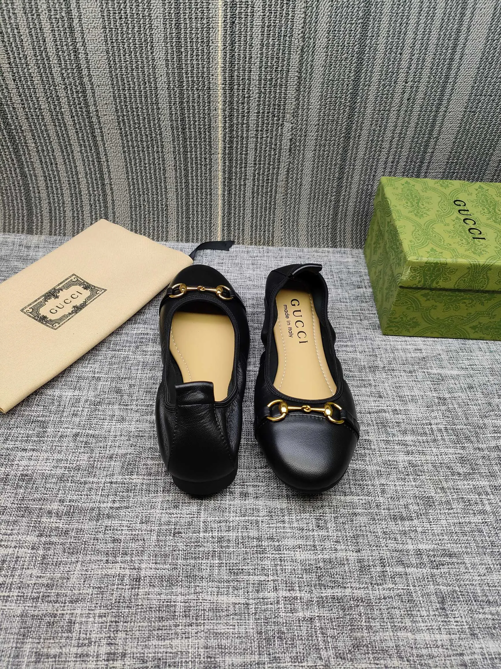 👟👟Ex-factory price 320👟👟 GUCCI's latest horsebit women's flat ballet shoes and egg roll shoes are super comfortable. The fabric is made of imported top-grade soft sheepskin. It is very comfortable on the feet and will not rub your feet. You can also roll it up and put it in your bag. It is easy to carry with you. The super soft soles are a must-have item for fairies whether you are going out for business, work, travel, shopping or at home. Fashionable and versatile, it is an indispensable pair of shoes for you. Fabric: Made of imported soft sheepskin Color: 6 colors available Outsole: PPC rubber outsole Size 34-42 (34.41.42 needs to be customized)